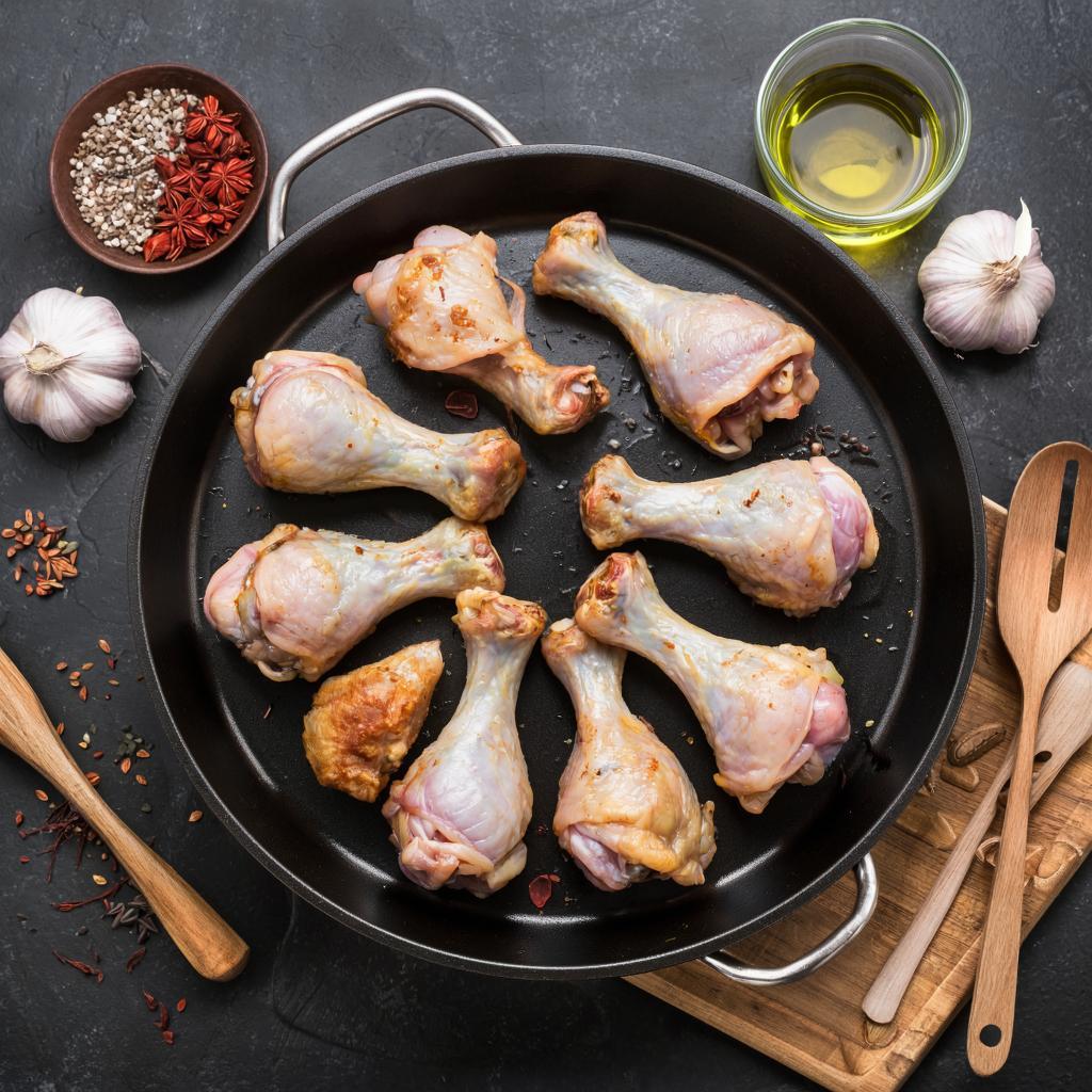 Голени курицы, обжаренные на сковороде