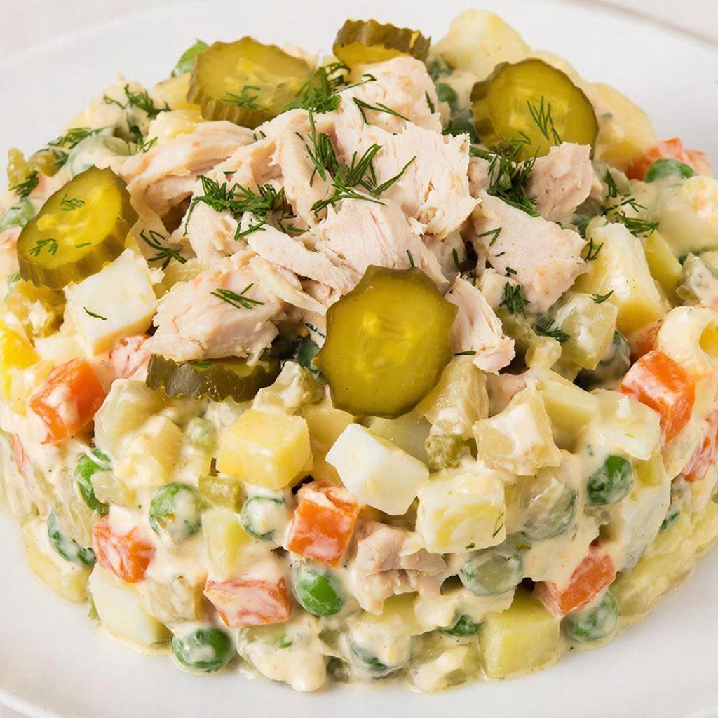 Салат Оливье с куриным мясом и свежими огурцами