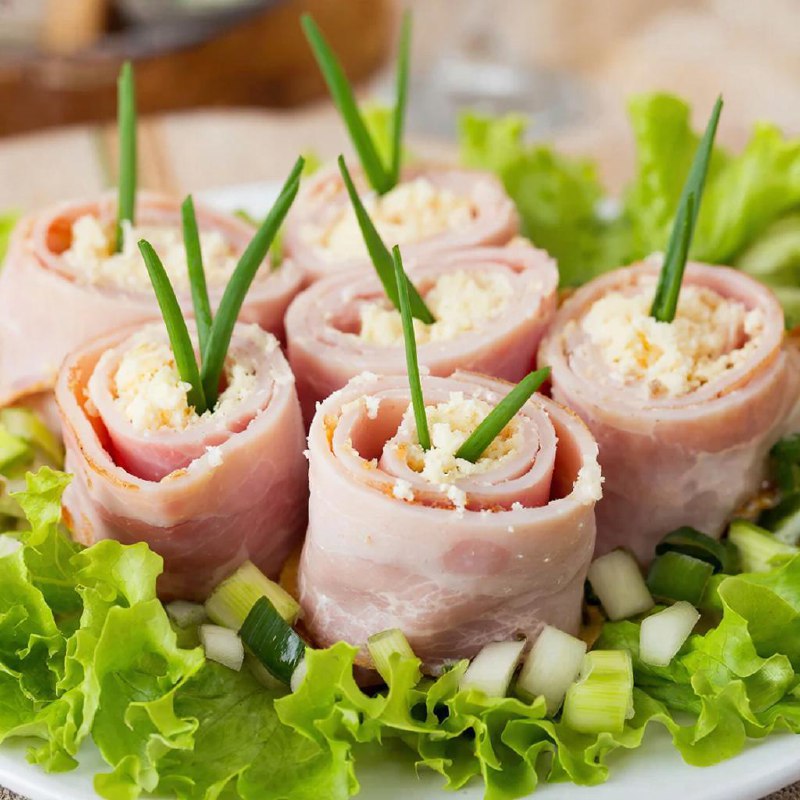 Ветчинные рулетики с чесночно-сырной начинкой