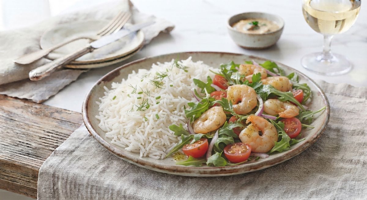 Салат с рисом, креветками и рукколой