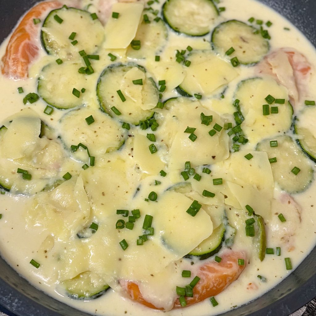 Кабачки запеченные с травами и сметаной