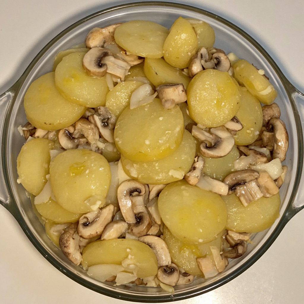 Картофель с грибами в духовке