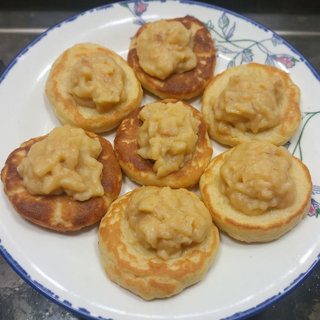 Блинчики с яблоками и корицей